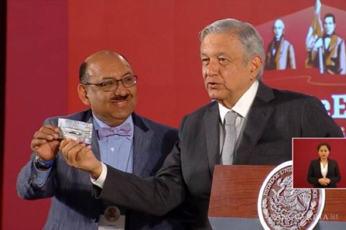 'Lord Molécula' roba cámara a AMLO; donará su boleto para rifa del avión presidencial