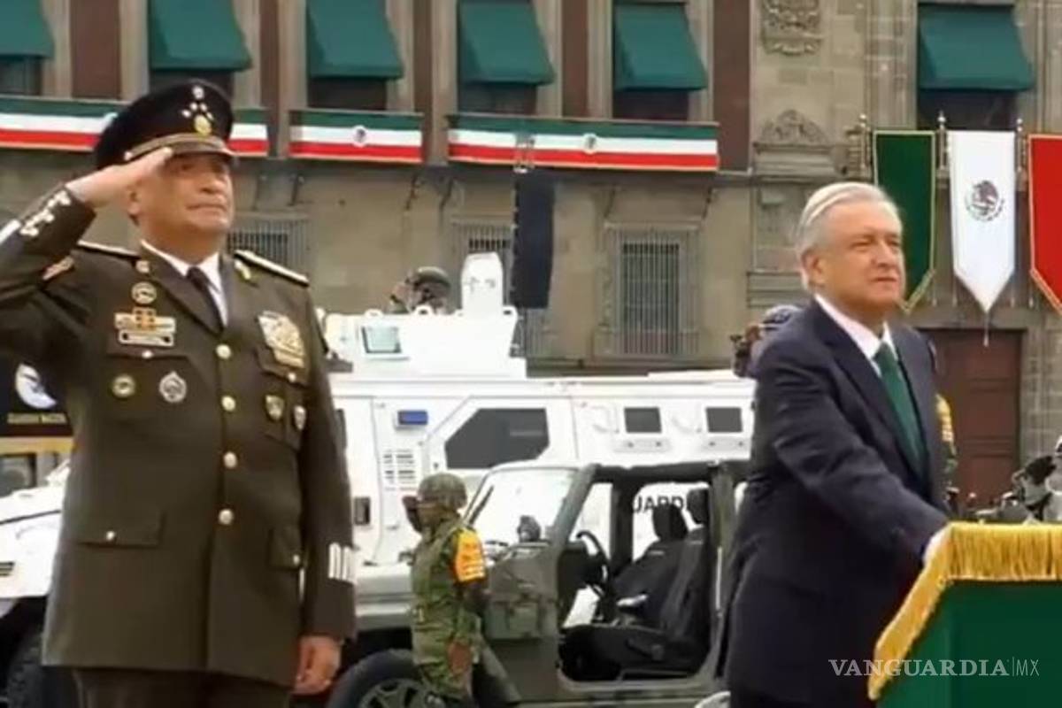 AMLO olvidó apretar botón para izar la bandera (video)