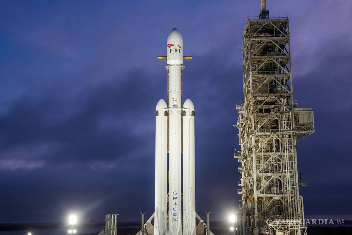 $!SpaceX lanzó con éxito su cohete gigante Falcon Heavy, con rumbo a Marte