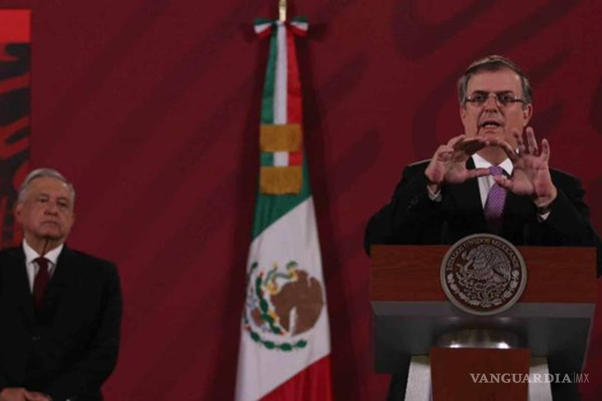 AMLO dice que revelará contratos de vacunas; Ebrard lo contradice de inmediato