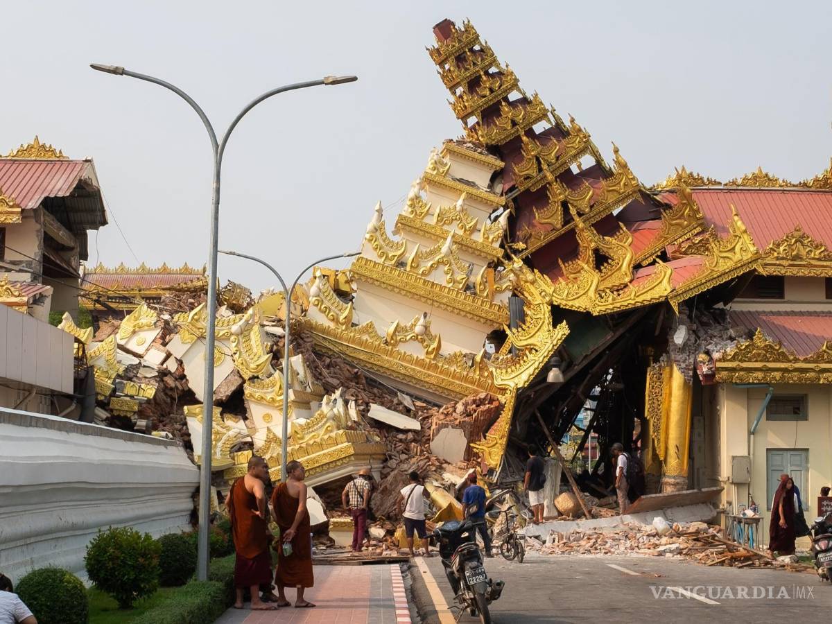 $!Derrumbe de la Pagoda Maha Myat Muni tras el terremoto de ayer en Mandalay. El sismo dejó un total de 1,002 muertos, 2,376 heridos y 30 desaparecidos.