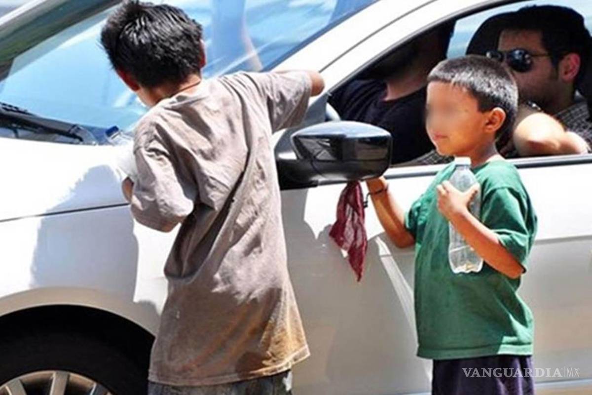 Rescatan de ‘cruceros’ a seis niños por semana; buscan sustento por crisis