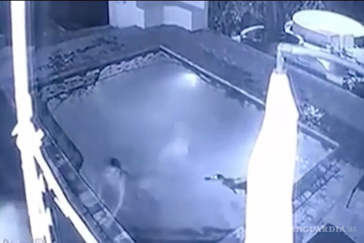 Huye dejando a su novia en una piscina con un cocodrilo