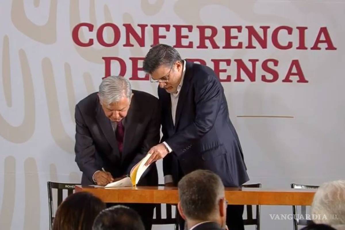 AMLO contra el &quot;huachicol de cuello blanco&quot; firma decreto para delimitar condonaciones a contribuyentes