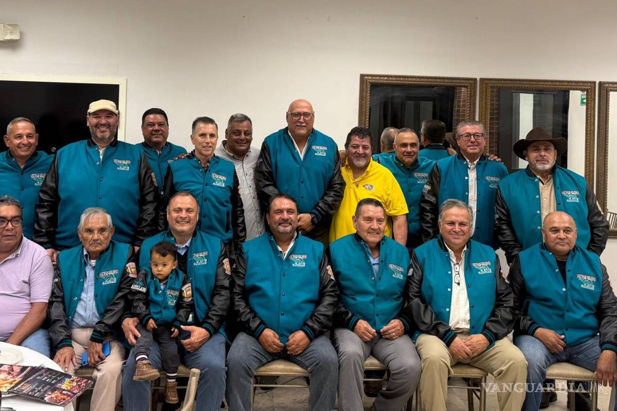 Dinosaurios de Saltillo celebran 30 años con emotiva reunión y entrega de chamarras conmemorativas