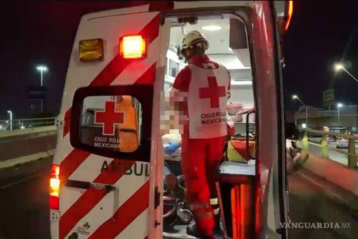 Derrapa y cae motociclista tras presuntamente esquivar un vehículo en Saltillo