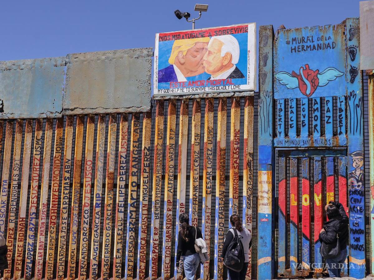 $!Vista de una imagen del expresidente estadounidense Donald Trump besando al actual mandatario, Joe Biden (d) en el muro fronterizo en la ciudad de Tijuana.
