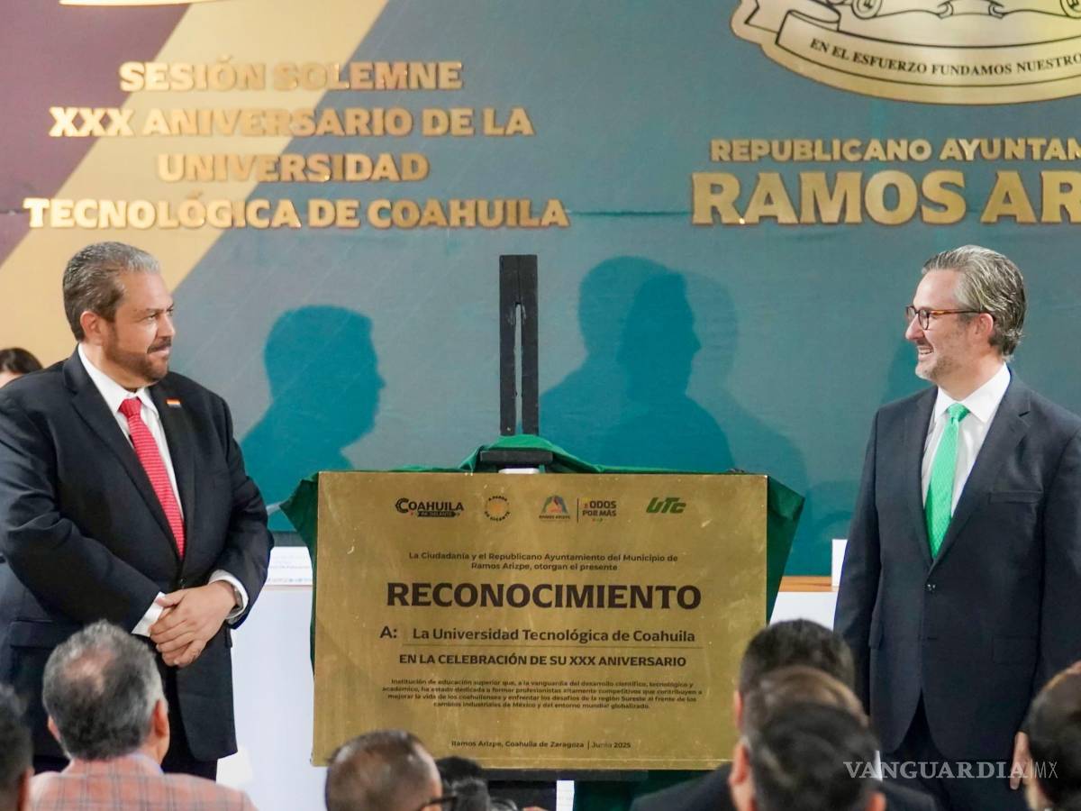 $!Autoridades estatales y municipales develaron una placa conmemorativa por las tres décadas de la Universidad Tecnológica de Coahuila.