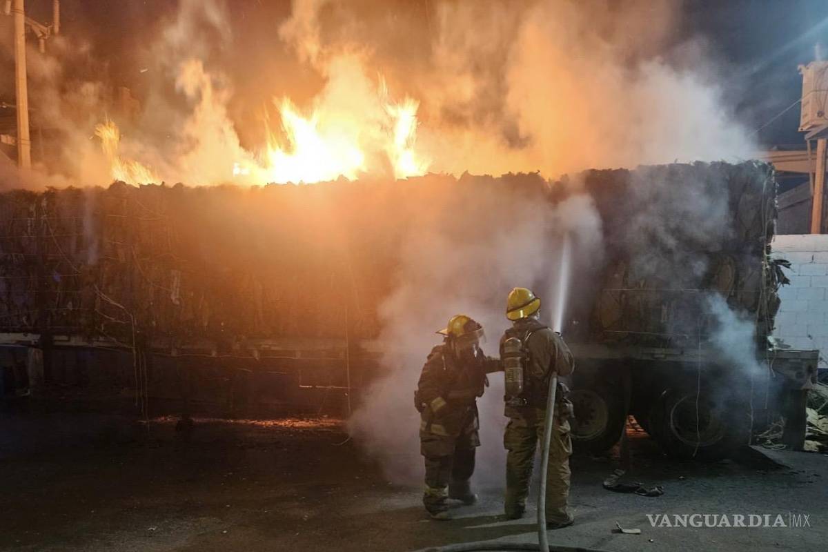 Incendio consume tráiler cargado de cartón en Saltillo; sin lesionados