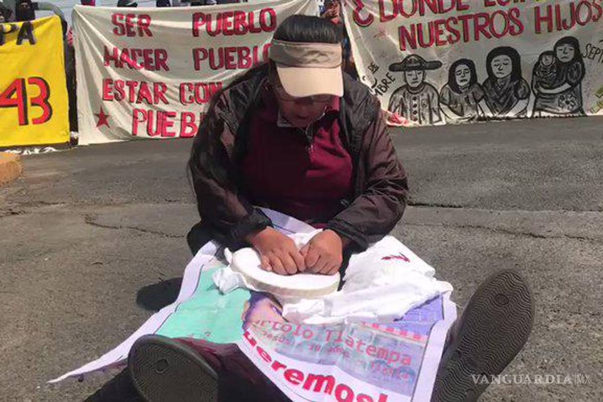 Padres de los 43 de Ayotzinapa se plantan para exigir justicia