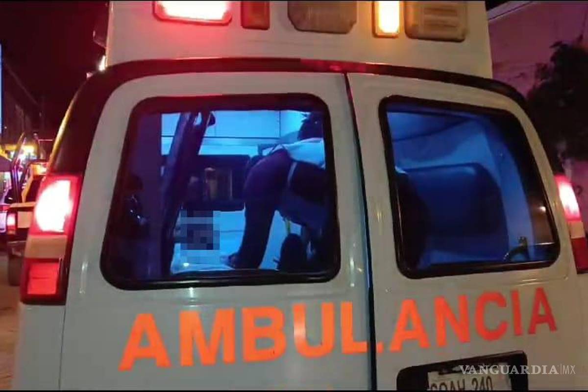 Sufre accidente motociclista al intentar evadir operativo de placas en el centro de Parras