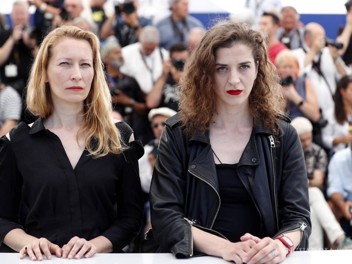 $!Dounia Sichov (i) y Hanna Bilobrova (d) en el photocall de ‘Mariupolis 2’ durante la 75ª edición del Festival de Cine de Cannes, en Cannes, Francia.