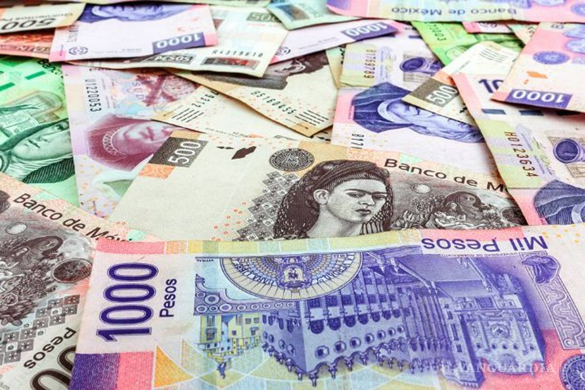 El peso se adelantó a los recortes de Fitch y Moody’s; dólar cerró en 23.8670 unidades