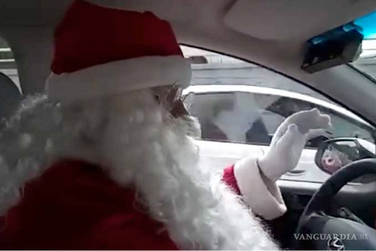Un Santa Claus taxista recorre las calles de Villahermosa, Tabasco, para entregar regalos a los niños necesitados