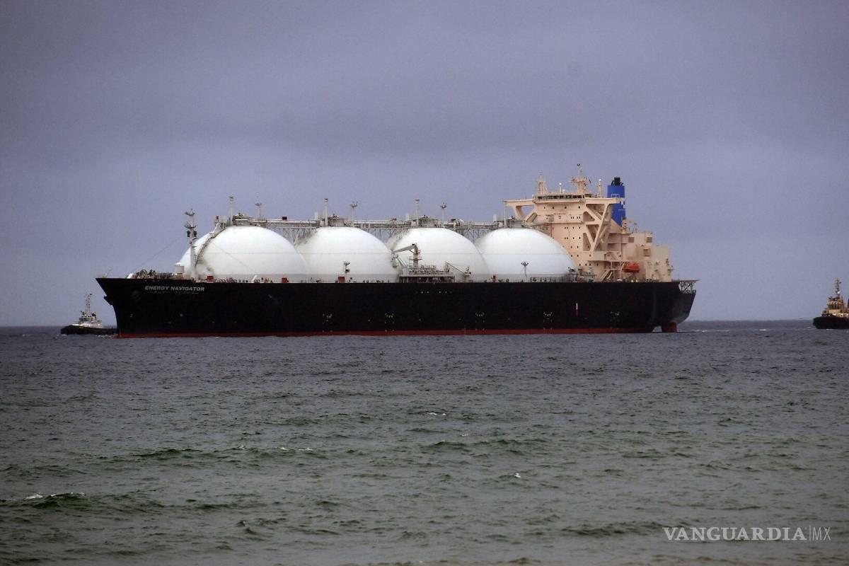 Llegan barcos con gas natural para atender desabasto en industrias