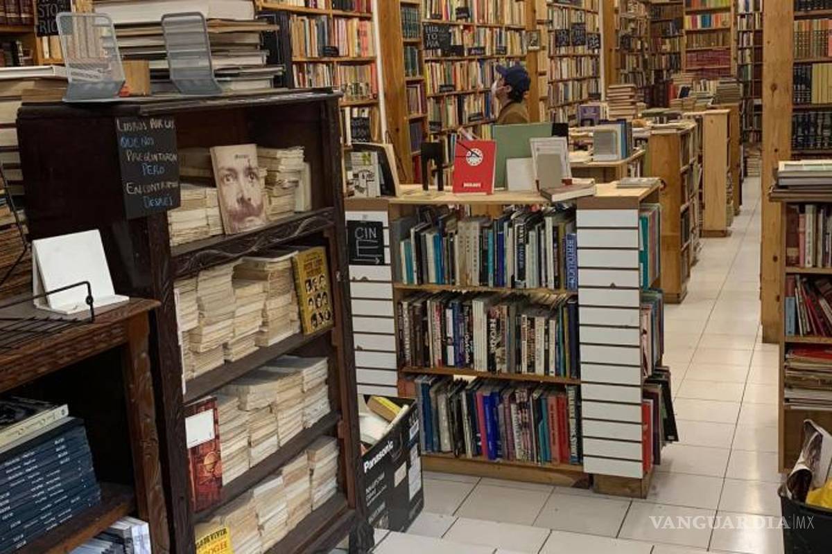 Por cierre definitivo, librería en la CDMX regala y remata libros