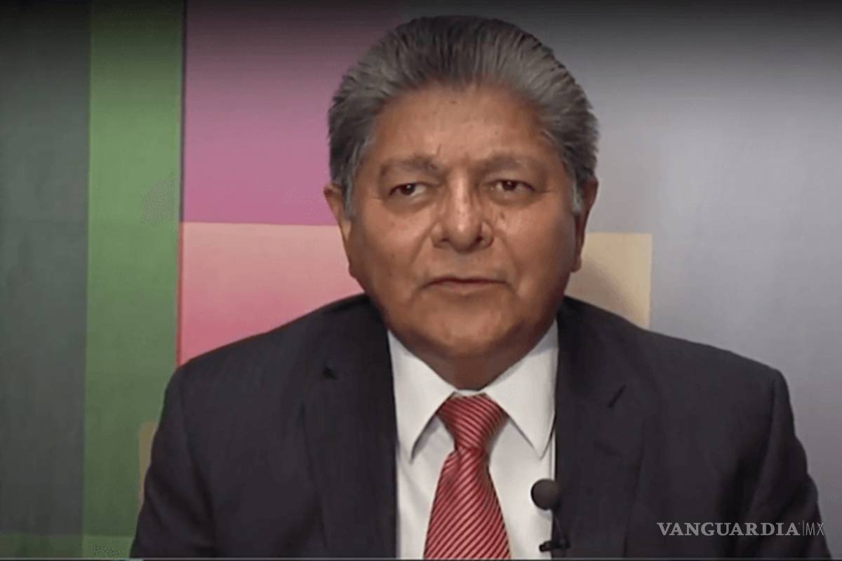 Él es Manuel Limón, sustituto de Carlos Romero Deschamps y beneficiado por Pemex con millonarios viajes