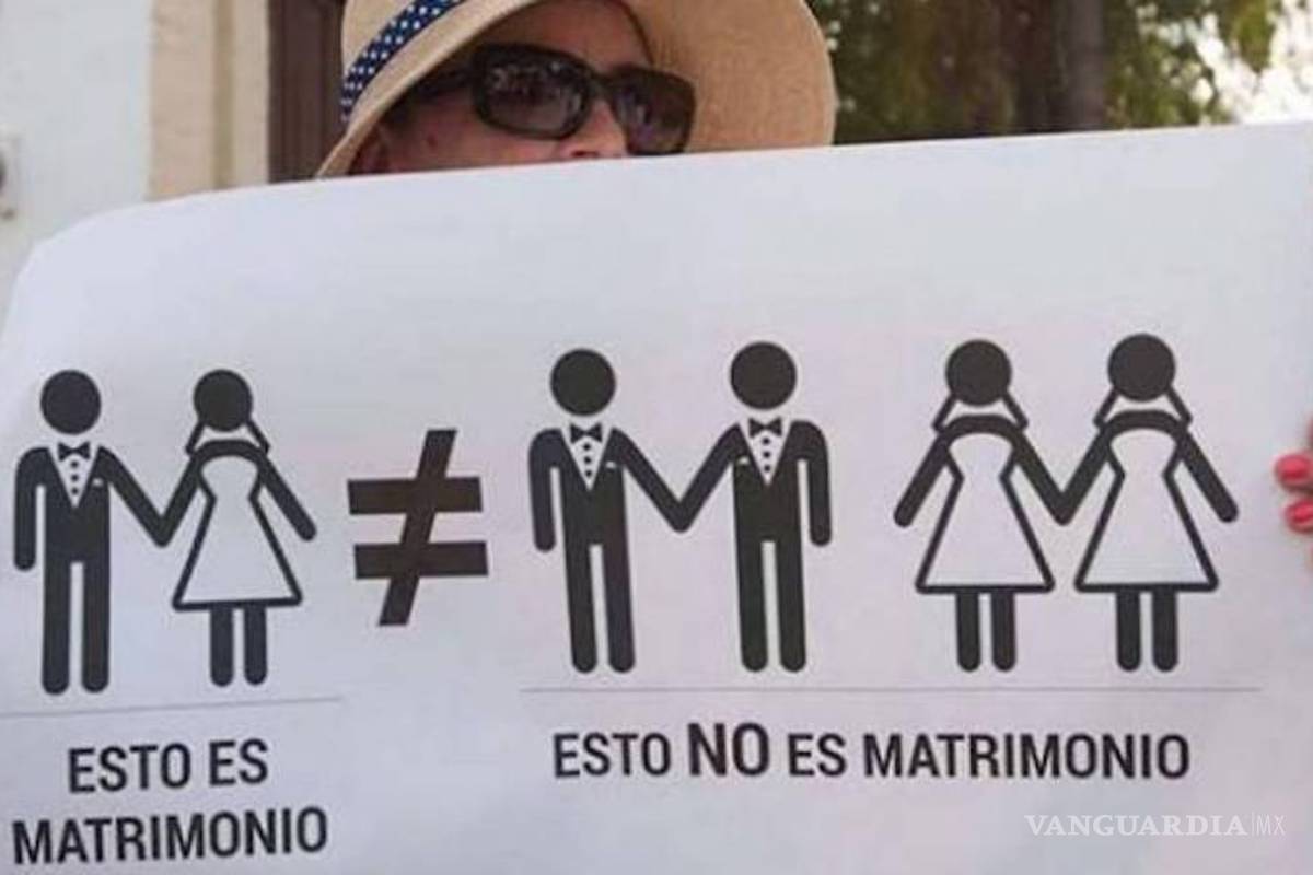 Cesan a funcionaria en Yucatán por comparar Frente de la Familia con Ku Klux Klan