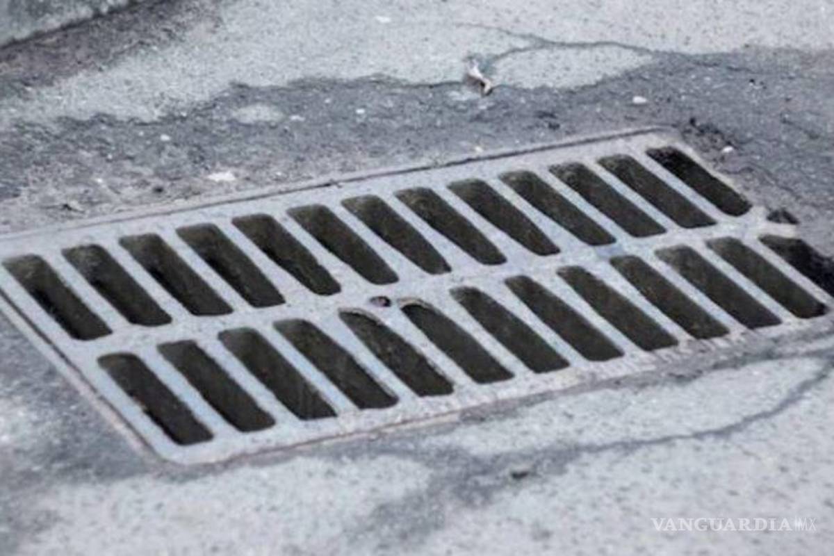 Termina con probable fractura de cadera tras quedar atrapada en reja de alcantarilla del Blvd. Musa de Saltillo