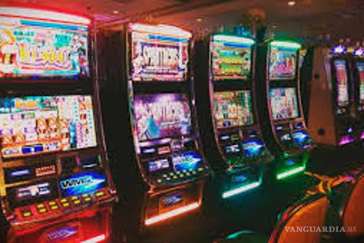 Mujer gana 42 mdd en tragamonedas y casino no le paga