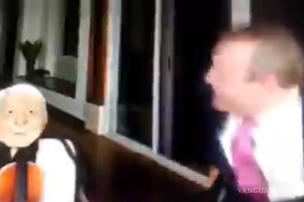 ‘Cállate, Chachalaca’: El día que Gilberto Lozano discutió con peluche de AMLO