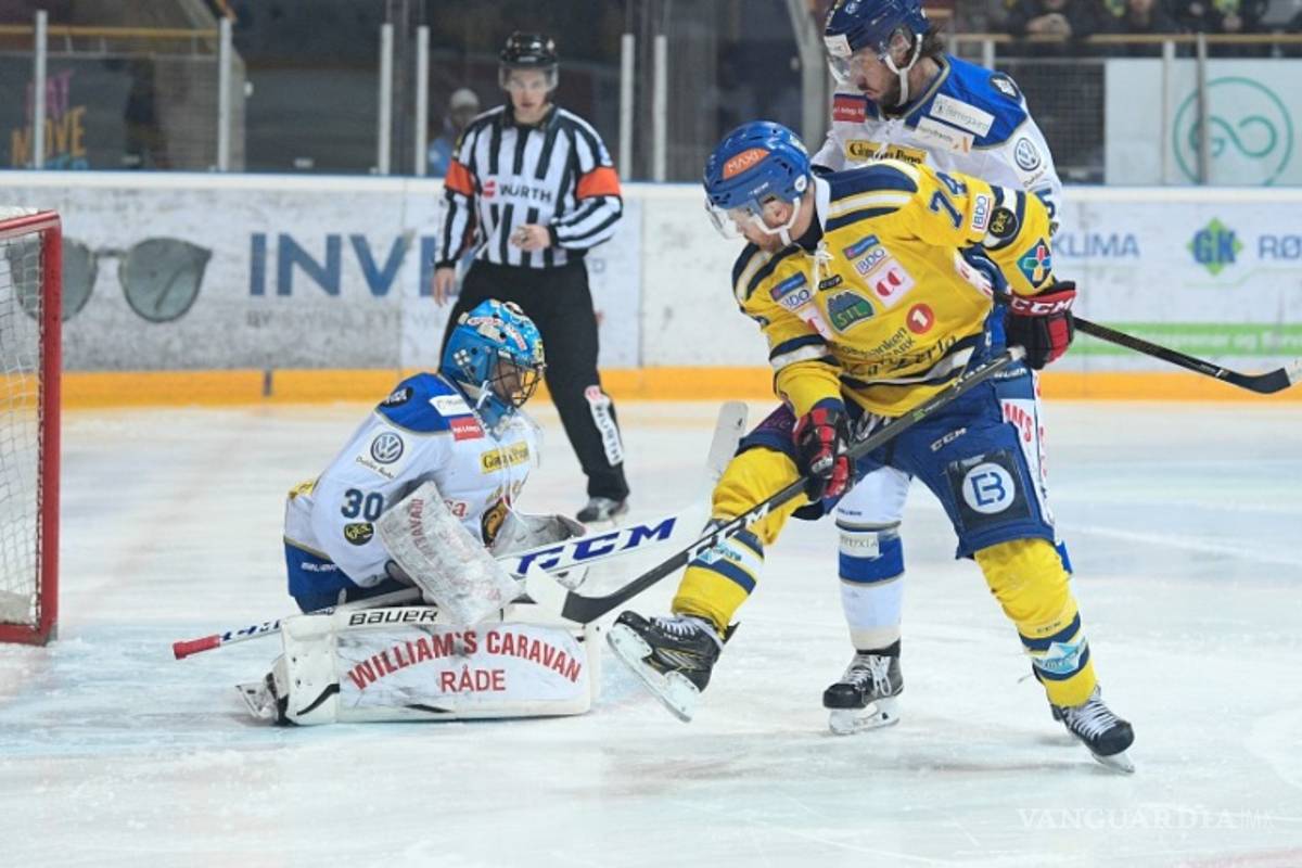 Equipos noruegos de hockey juegan un partido de 217 minutos