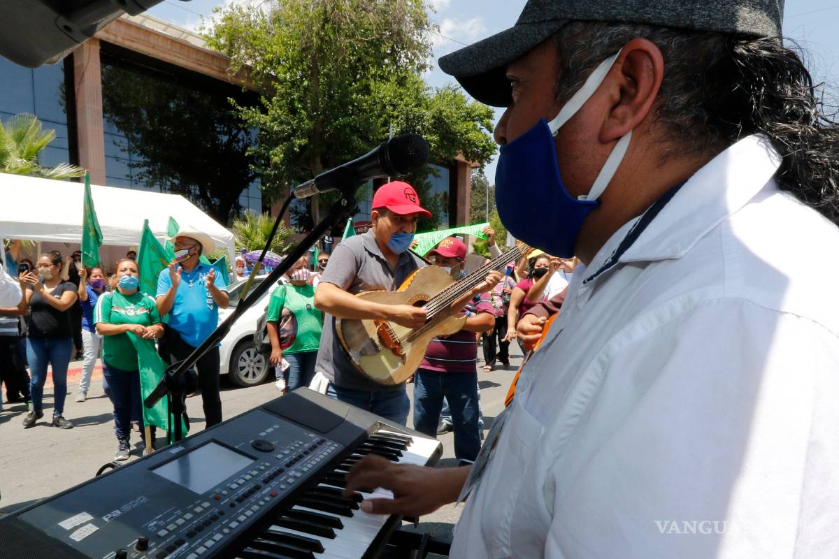 Plantón de músicos y meseros en Saltillo; exigen abrir cantinas y restaurantes-bar