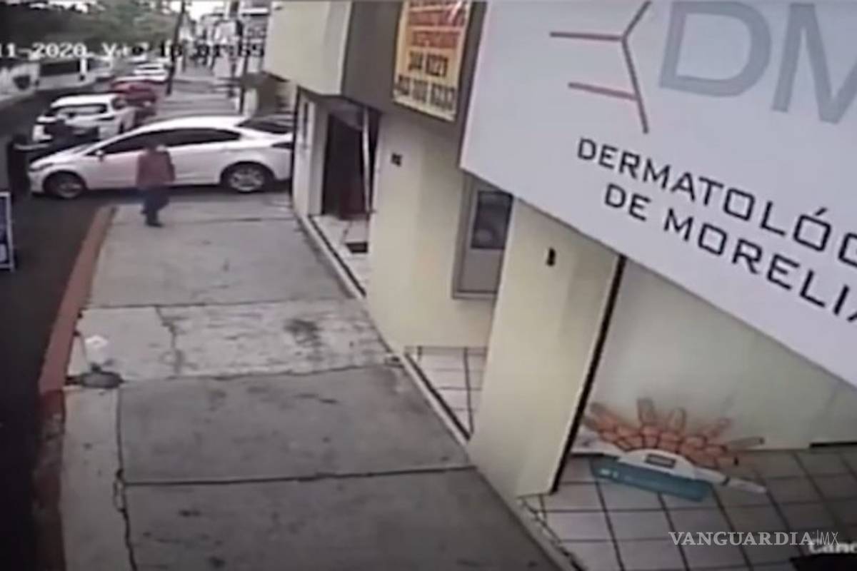 Hombre que evitó ser asaltado regresa... ¡y embiste a los ladrones! (video)