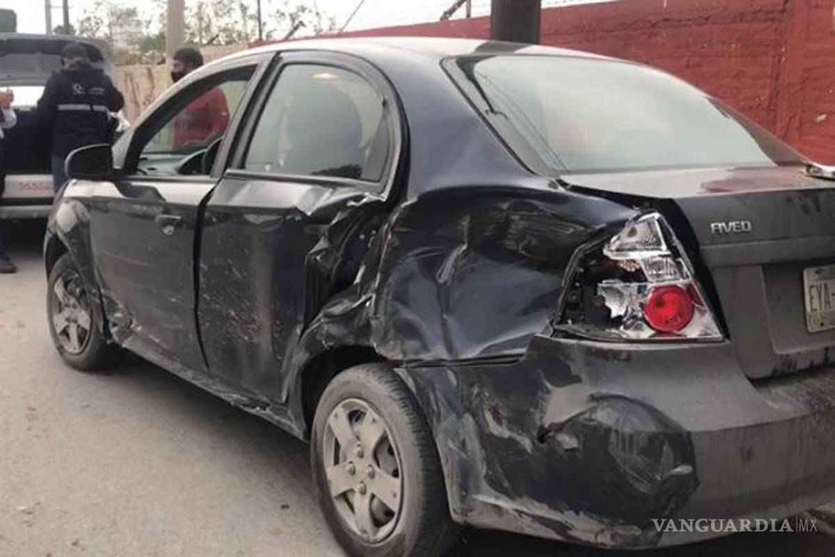 Golpea tractocamión a auto; conductor no atendió la señal