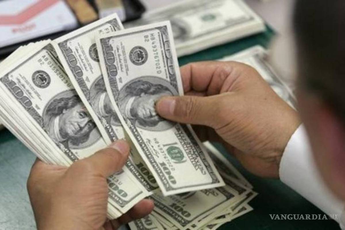 Se vende el dólar en 19.38 pesos en instituciones bancarias