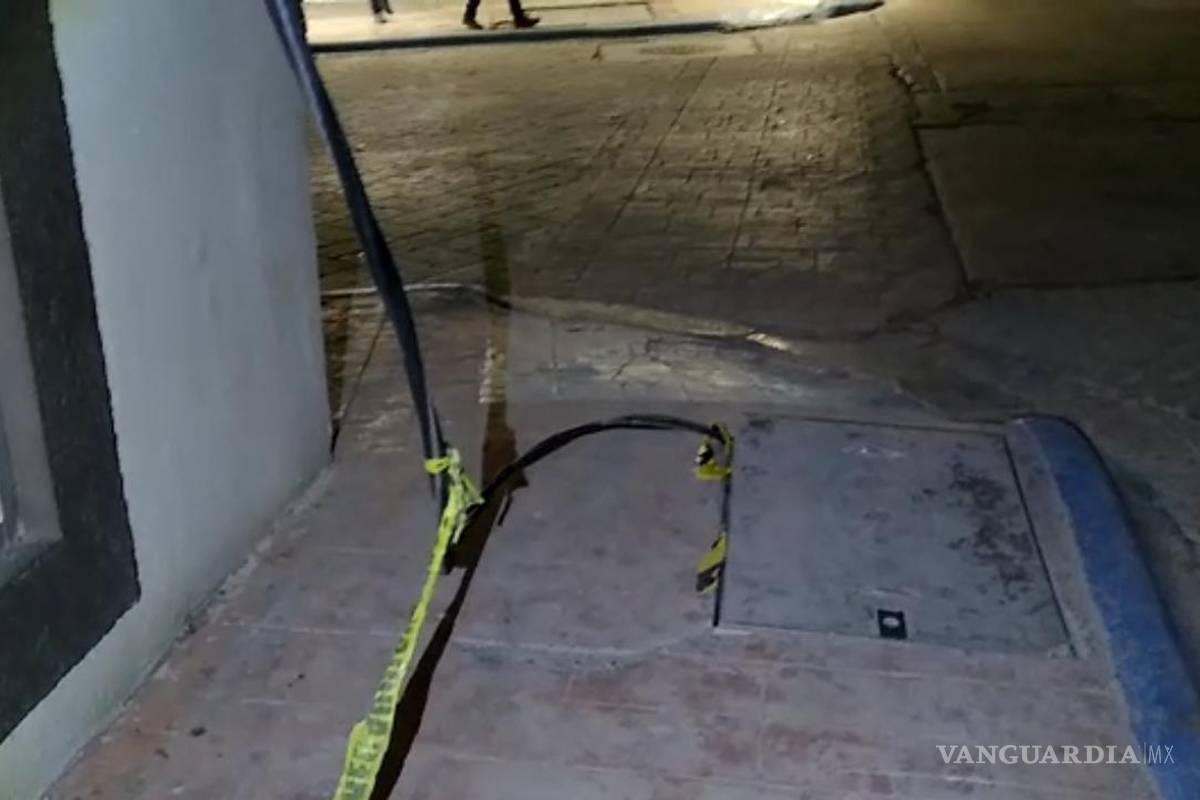 Peligran peatones por registros con agua en las calles de Parras