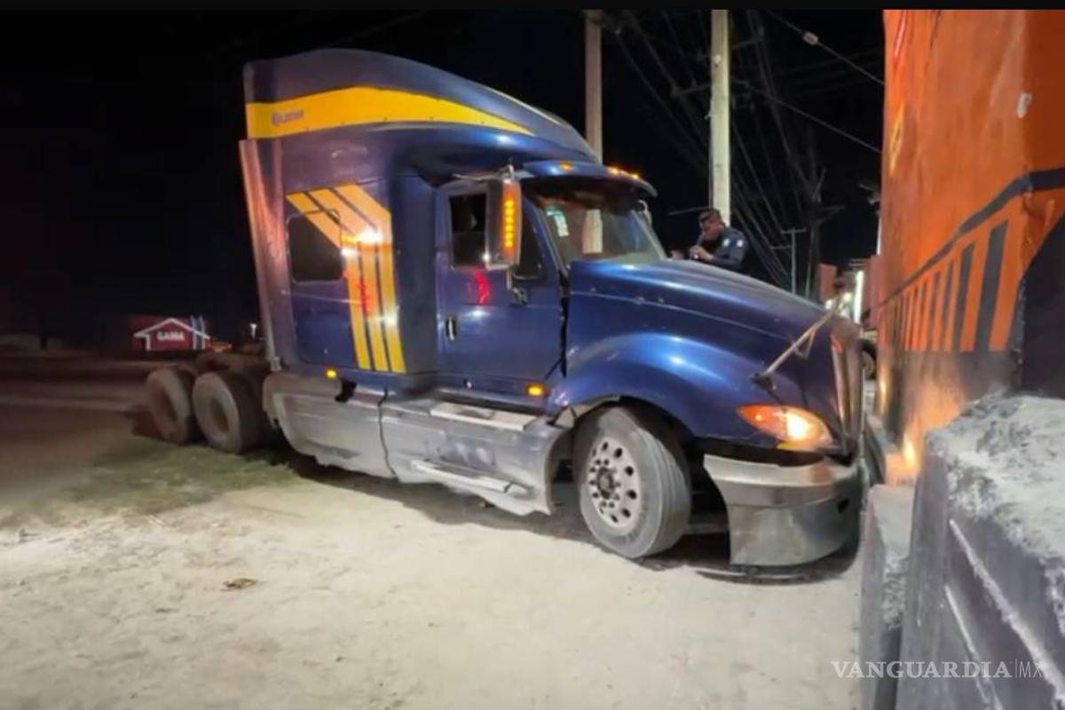 Desata trailero persecución y caos; embiste autos y choca contra negocio al oriente de Saltillo