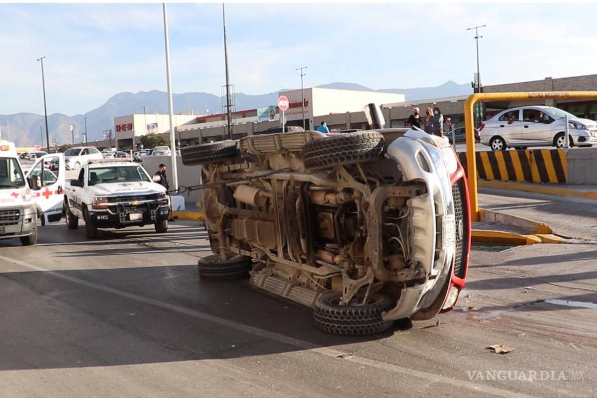 Ebrio vuelca en el Echeverría