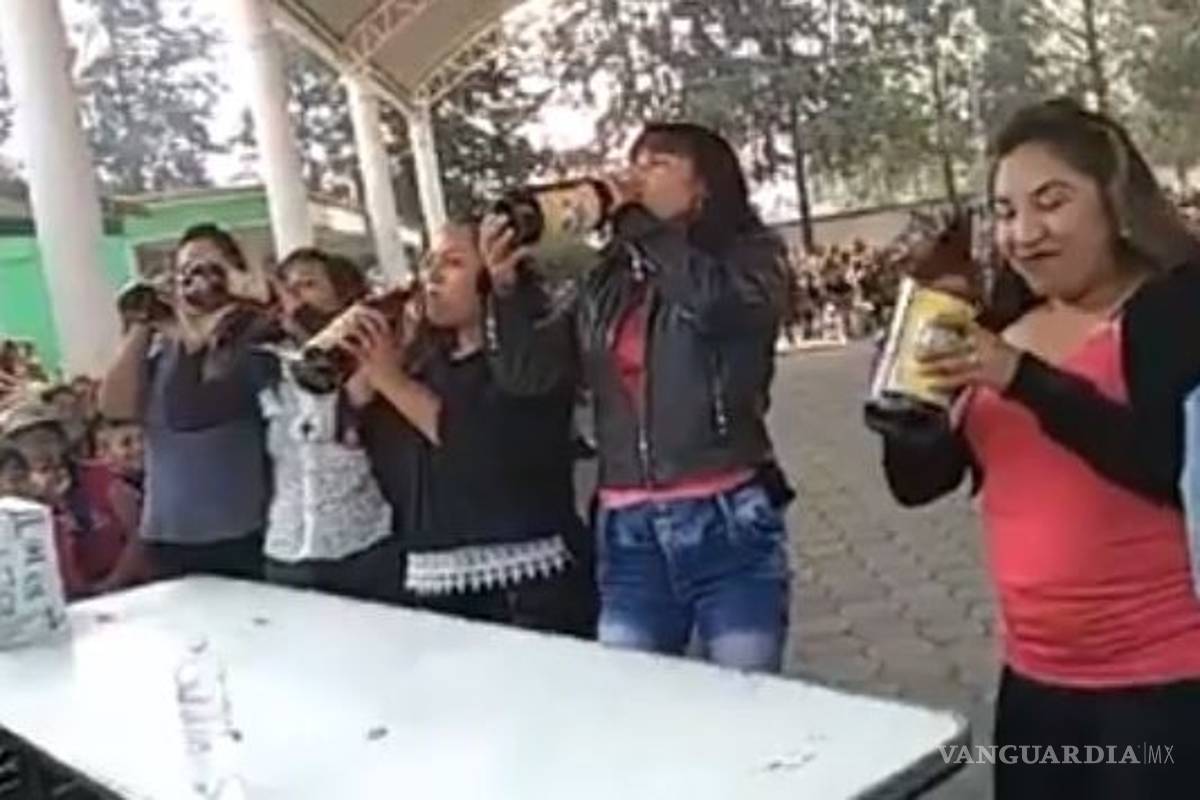 ¡Fondo, fondo, fondo! Mujeres participan en concurso de bebida por el Día de las Madres