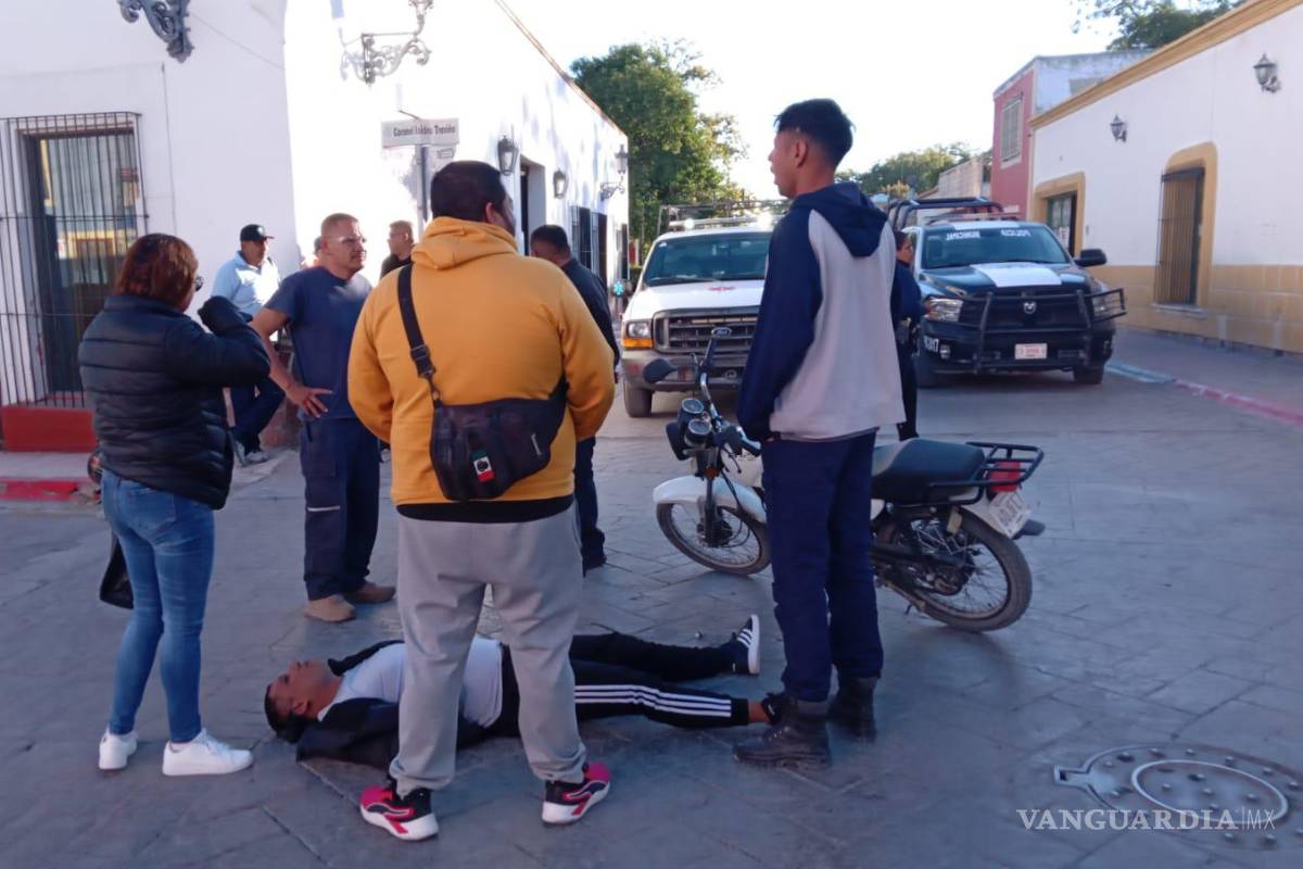 Parras: motociclista derrapa en cruce sin señalética en pleno centro
