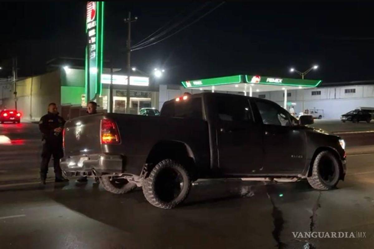 Acelerado se estrella contra muro tras maniobra imprudente, en Saltillo