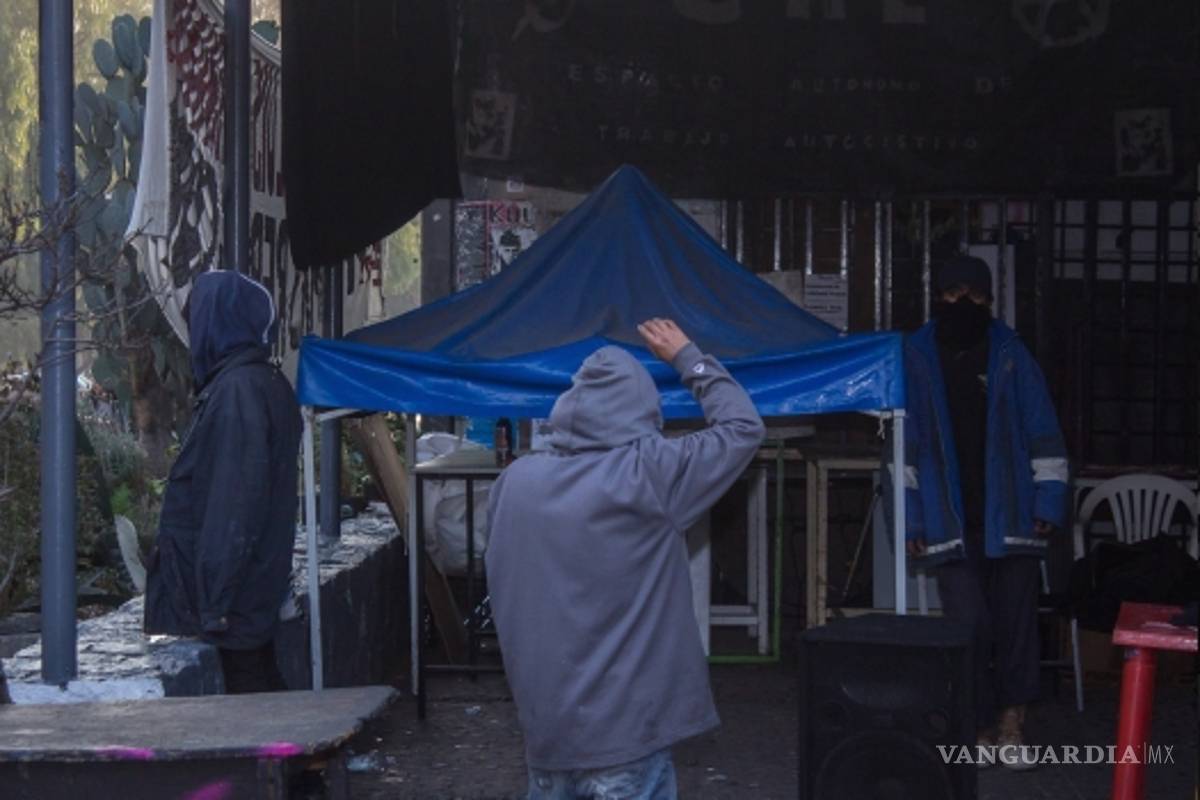 Encapuchados exigen devolución de auditorio en la UNAM