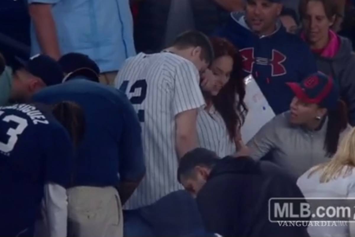 Seguidor de los Yankees le pide matrimonio a su novia en el estadio y pierde el anillo