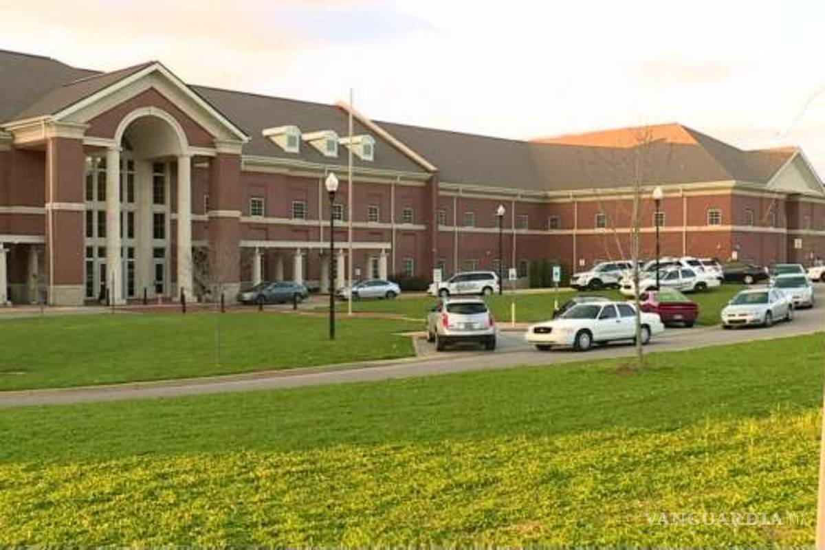 Tiroteo en escuela preparatoria de Alabama deja una estudiante muerta y dos heridos