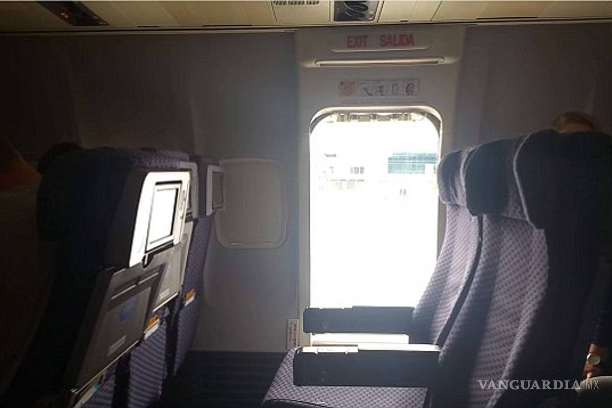 Mujer abre puerta de emergencia de avión y se lanza al exterior