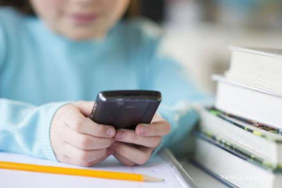 ¿WhatsApp en clases? Profesores de preparatoria y universidad señalan que urge regular el uso de la app