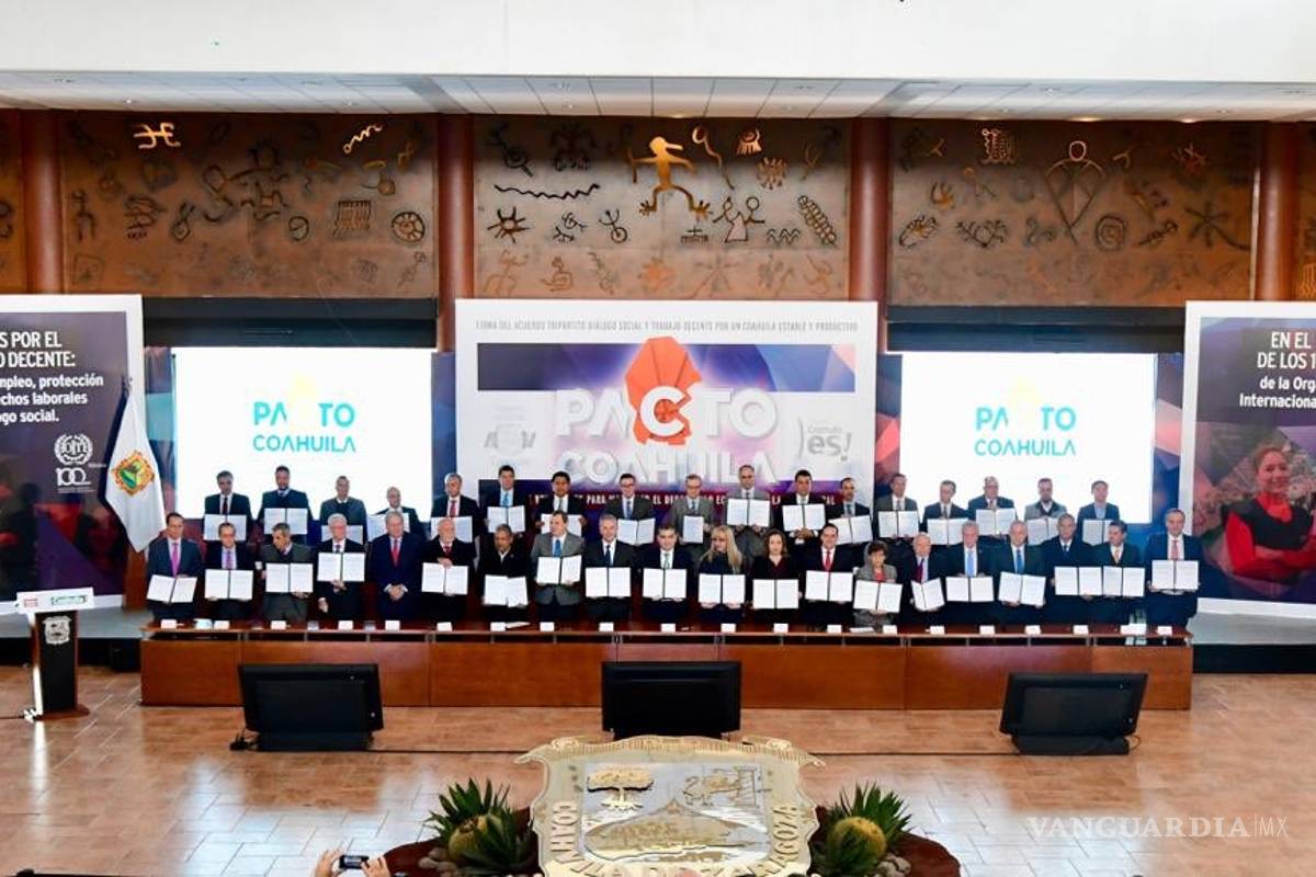 Miguel Riquelme, alcaldes, empresarios y representantes del Gobierno Federal firman el 'Pacto Coahuila'