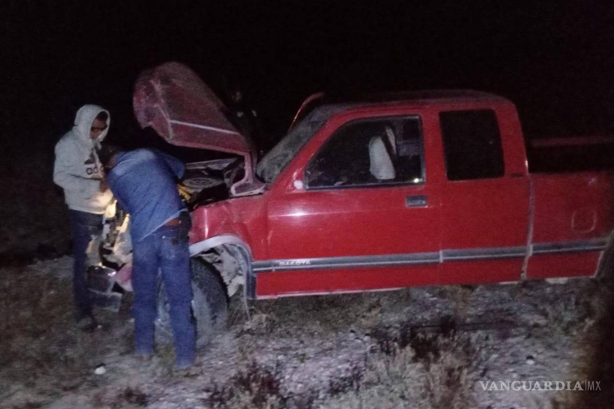 Camioneta sin luces provoca choque en carretera Parras–General Cepeda