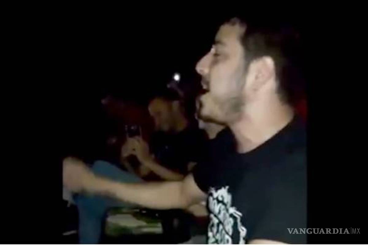 Joven canta al estilo de Freddy Mercury ante falla técnica en sala de cine