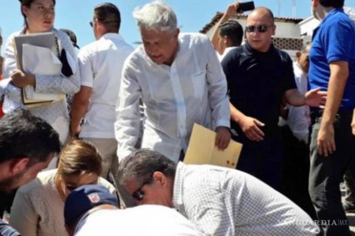 AMLO ayuda a mujer que cayó al aferrarse al auto en el que viajaba