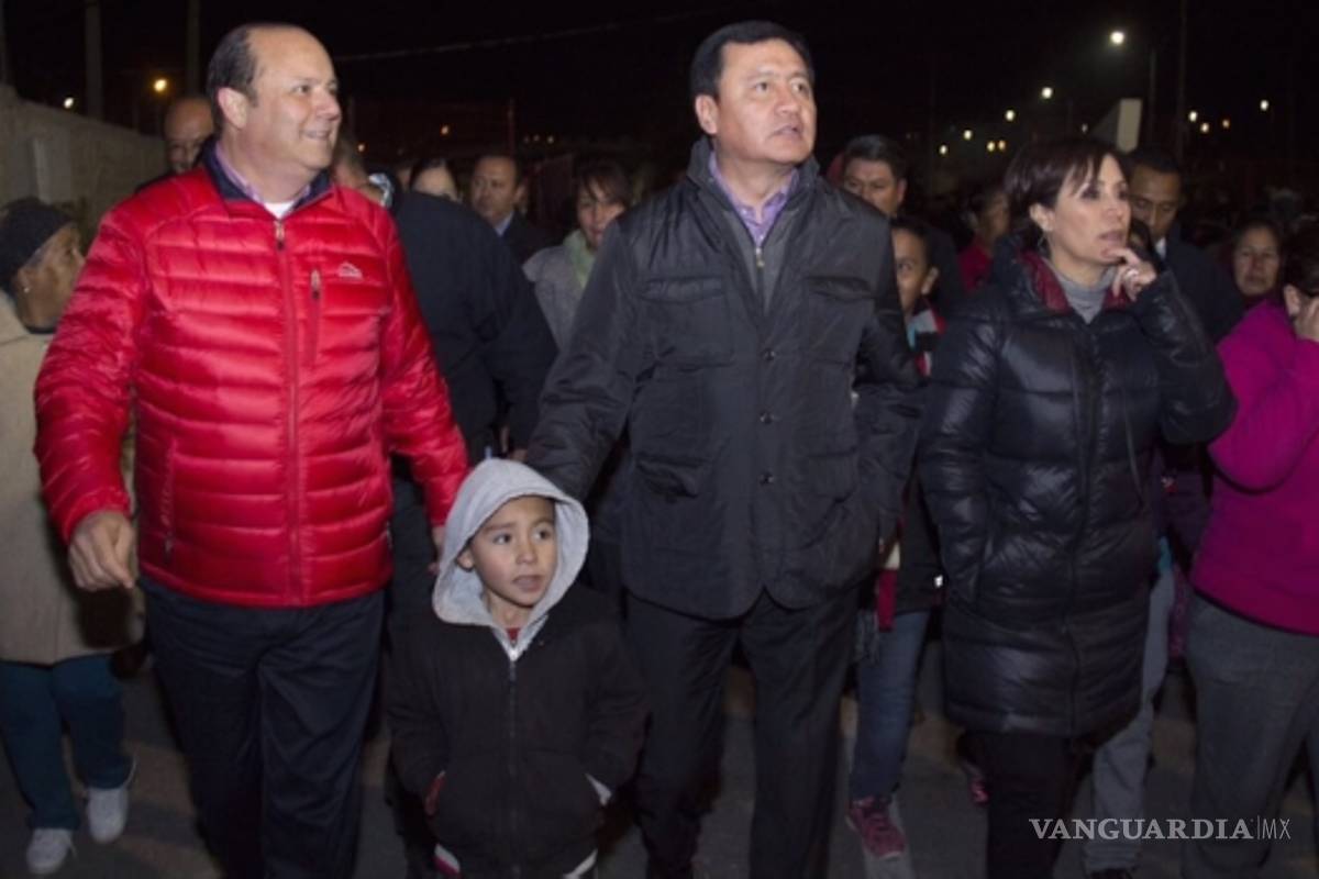 Osorio y Robles realizan caminata nocturna en Ciudad Juárez