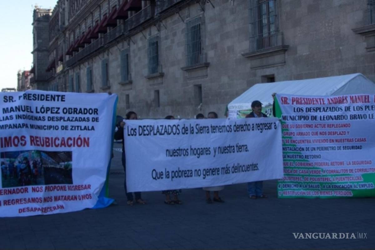 $!AMLO no ha recibido a desplazados de Guerrero, cumplen una semana frente a Palacio Nacional