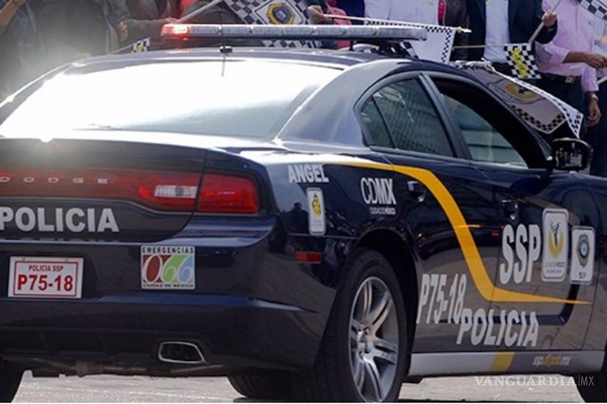 Se les muere presunto ladrón a policías en interior de patrulla en Ciudad de México