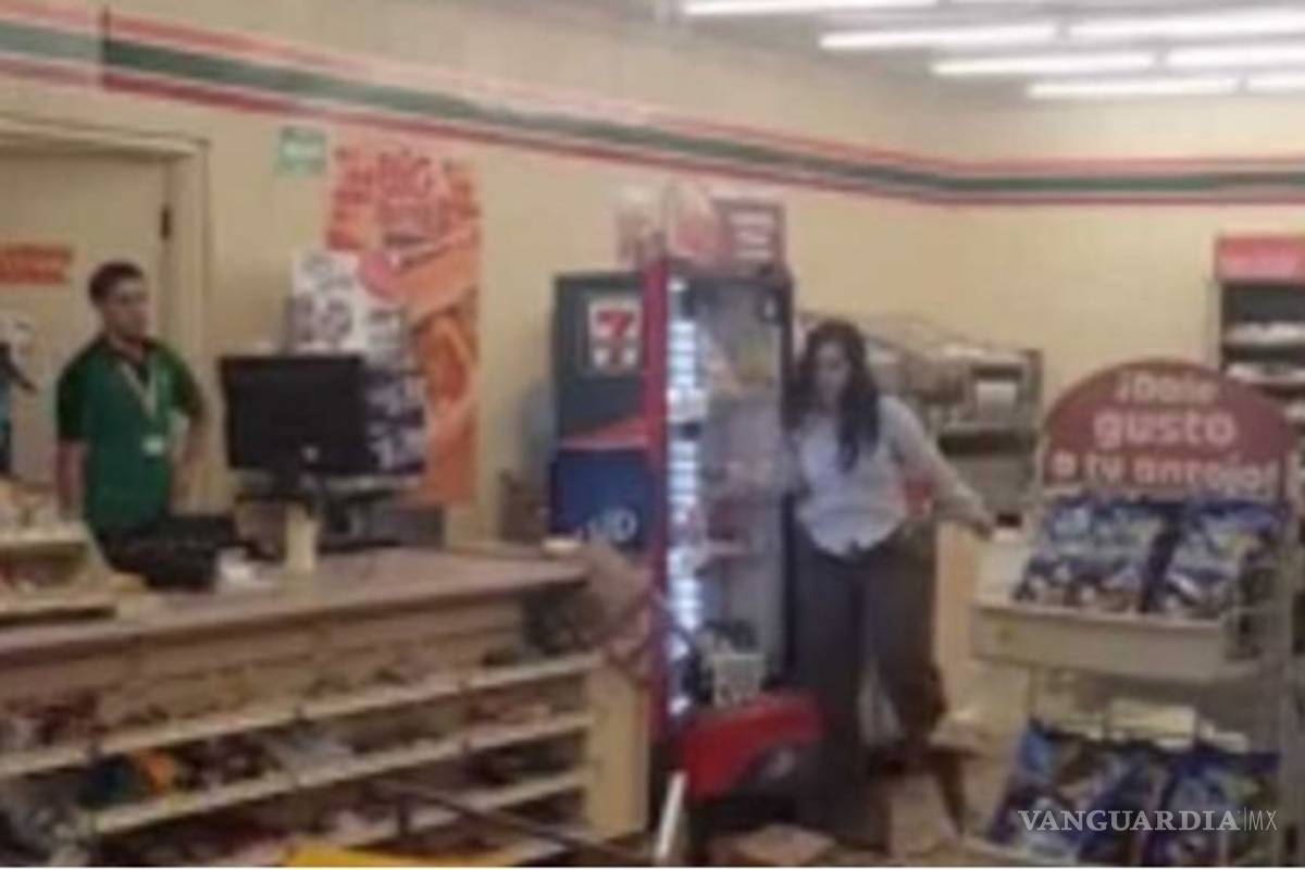 Mujer causa destrozos en 7-Eleven, aseguran está poseída