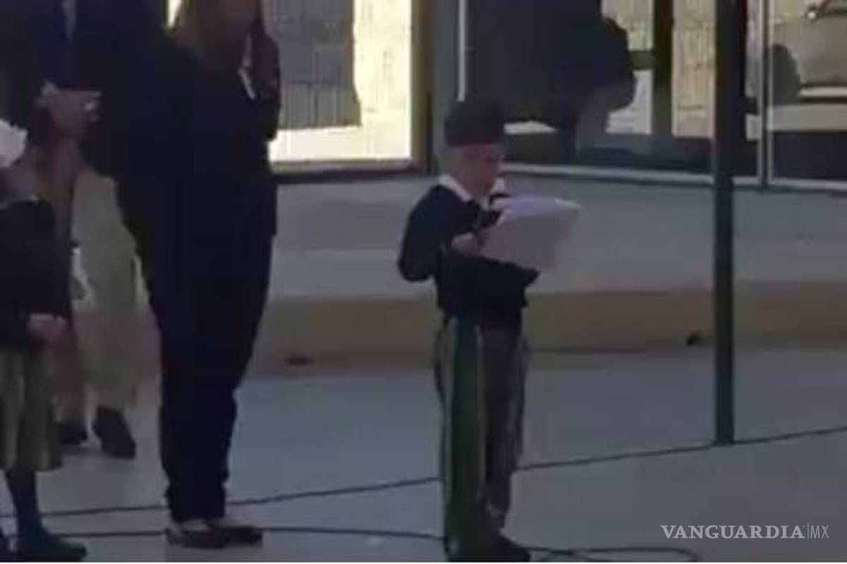 Niño de kinder recomienda votar por AMLO durante evento escolar (Video)